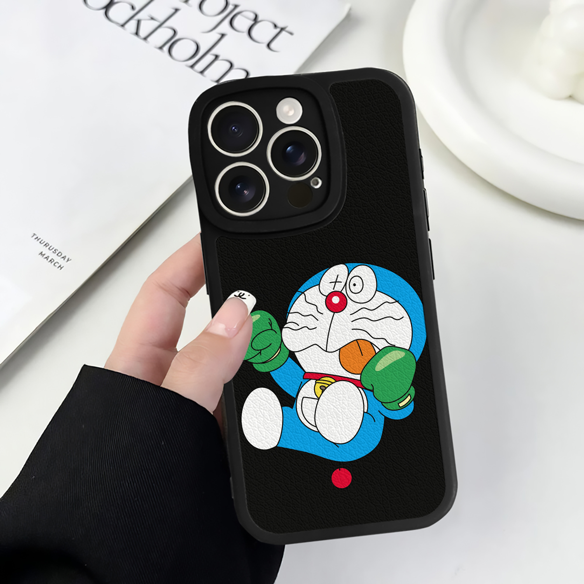 （画像用） ドラえもん Doraemon 【iPhone 16シリーズ対応】シリコンスマホケース（レザー調） 材質：シリコン